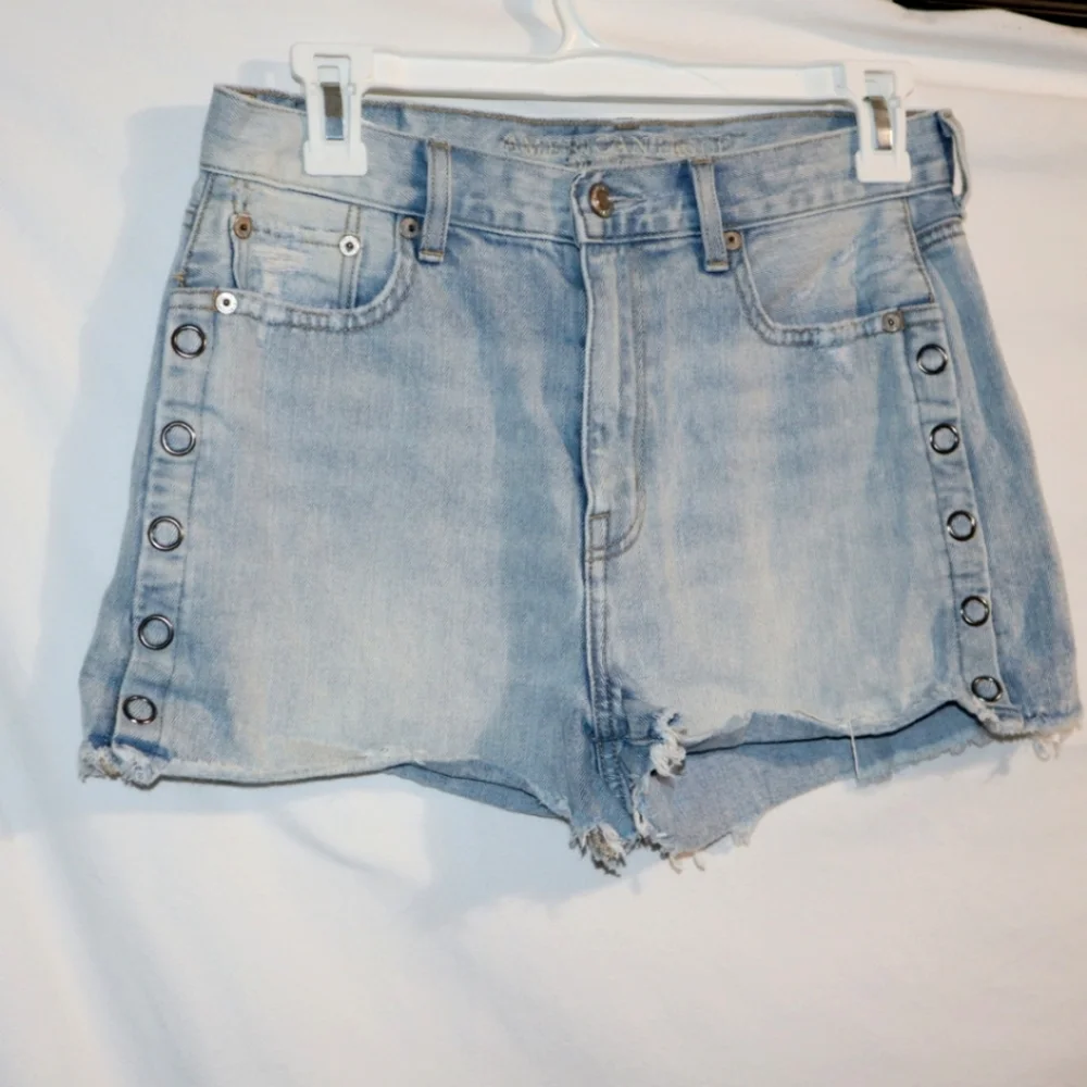 American Eagle Light Wash Jean Shorts With Snap Sides - Picture 5 of 12